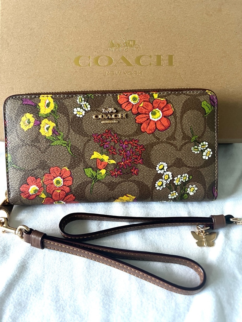 NWT🌼Limited edition Authentic limited edition Coach wrestle Floral zip wallet